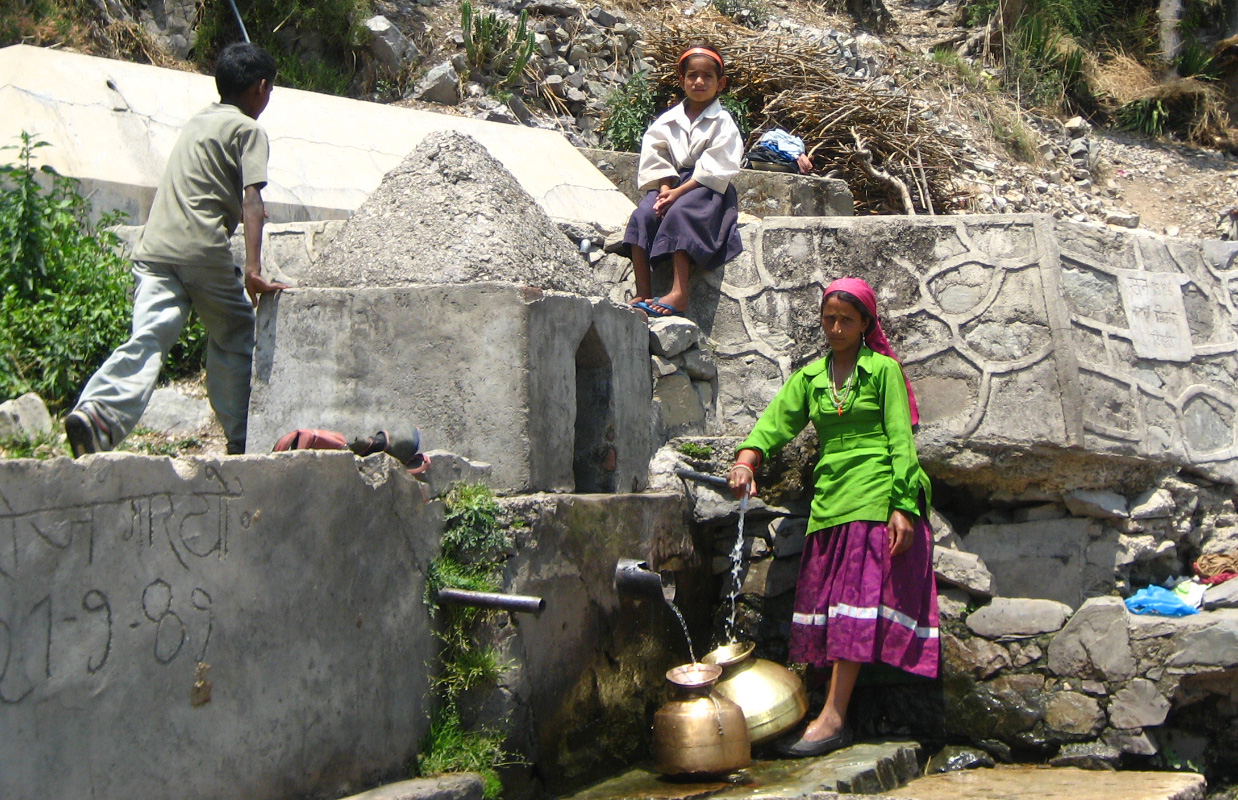 A women collecting water from a public tap