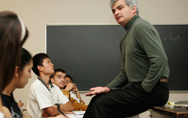 Professor Ignacio Chapela advising students Professor Ignacio Chapela advising students