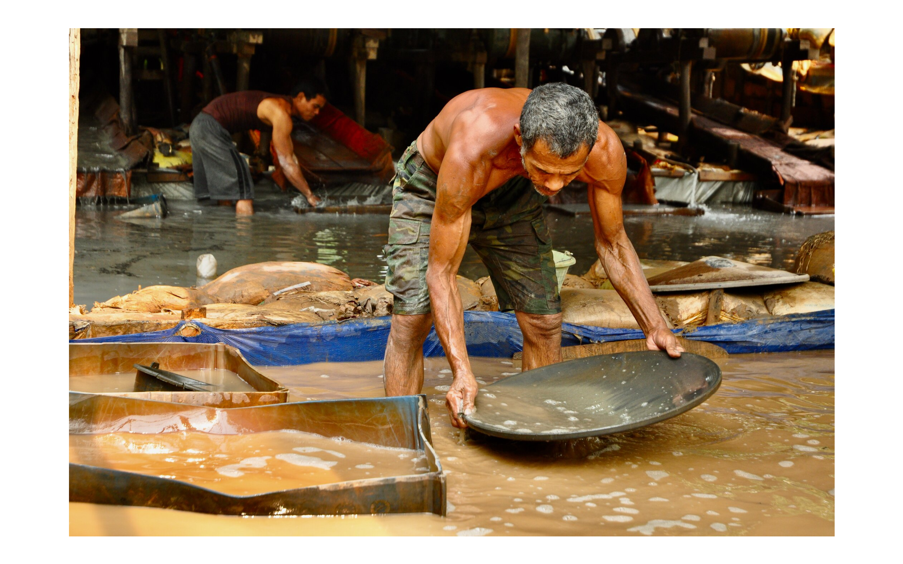 Man hand panning goald